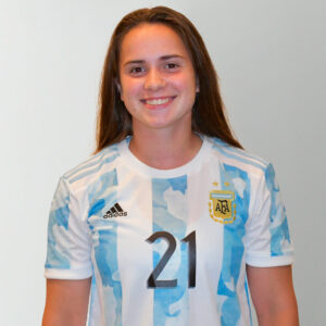 Agostina Holzheier posa en la previa a su primer encuentro con la Selección Mayor. Foto: Stefanía León.