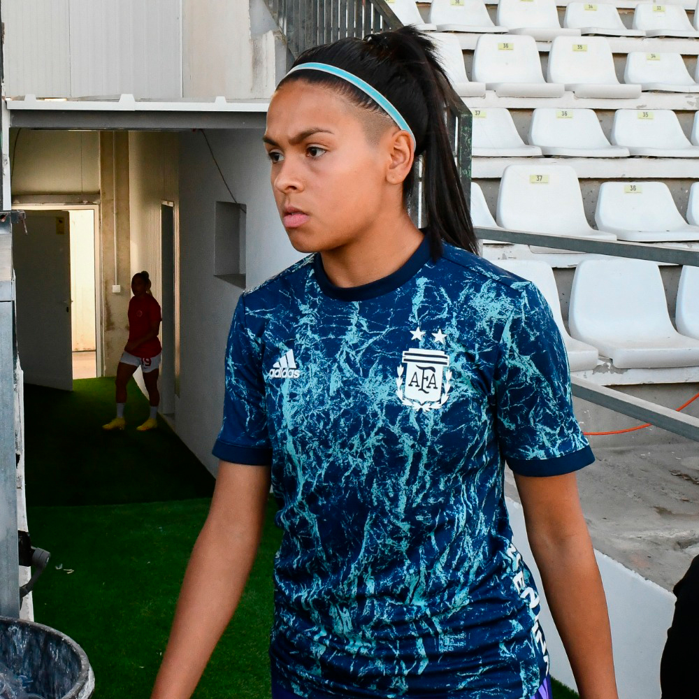 Agustina Vargas sale al campo de juego en su primera citación con la Selección Mayor. Foto: Stefanía León.