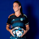 Amancay Urbani posa con la camiseta alternativa de la Selección Femenina. Foto: Adidas.