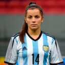 Daniela Kippes escucha el himno durante un encuentro amistoso. Foto: FIFA/Getty Images.