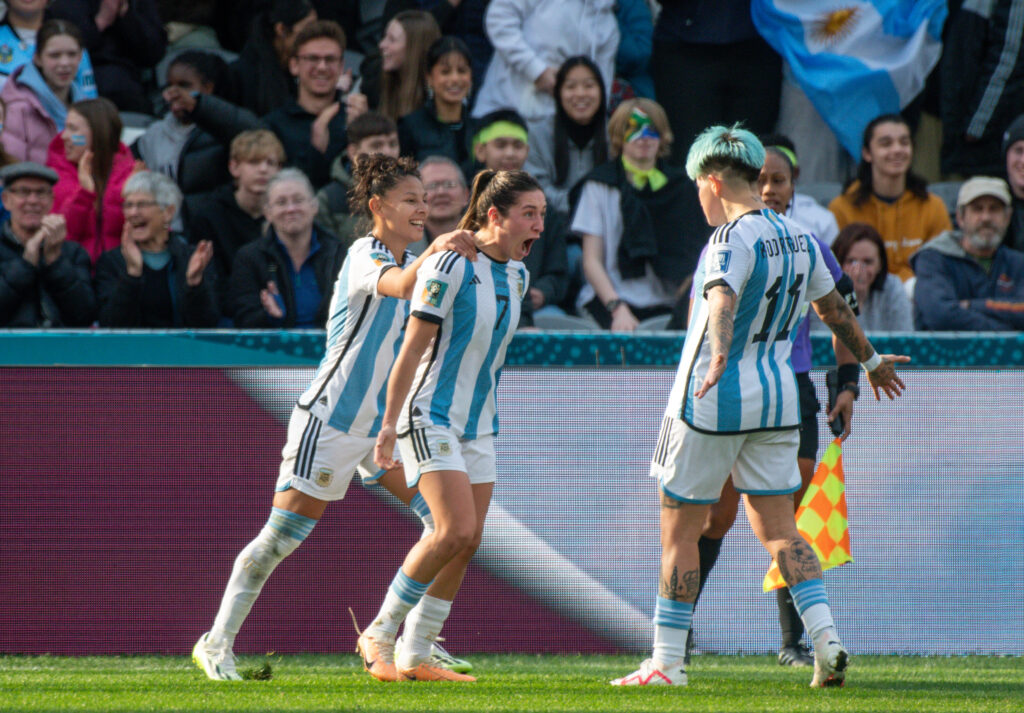 Romina Núñez festeja el empate argentinio ante Sudáfrica en el Mundial de futbol femenino 2023.